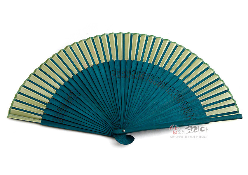 [텍스트: 샵오브코리아 대한민국의 품격까지 전합니다] 청록색과 연두색 실크 천이 조화된 합죽선 형태 전통 부채, 부채살에 섬세한 타공 장식이 있는 디자인