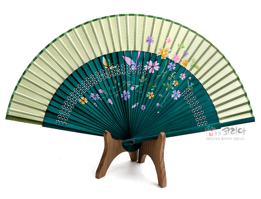 [텍스트: 샵오브코리아 대한민국의 품격까지 전합니다] 녹색과 연두색 실크 주름천 위에 수공으로 그린 꽃과 나비 문양이 조화된 합죽선 형식의 전통 접이식 부채 이미지