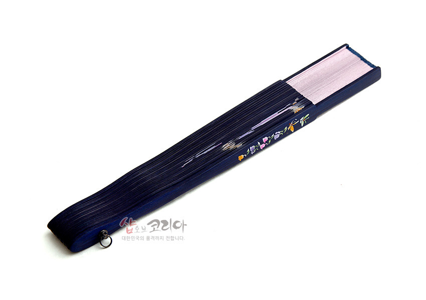 [텍스트: 샵오브코리아 대한민국의 품격까지 전합니다.] 남색 대에 분홍색 실크 접선이 접힌 형태, 대 부분에 수공 나비와 노랑·보라 꽃문양이 섬세하게 채색된 전통 부채 이미지