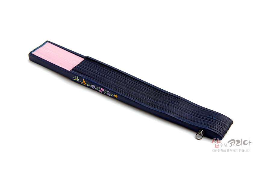 [텍스트: 샵오브코리아 대한민국의 품격까지 전합니다.] 남색 대와 분홍색 실크 접선, 손잡이 부분 수공 나비·꽃 문양 장식된 전통 수공 실크 부채 이미지 설명