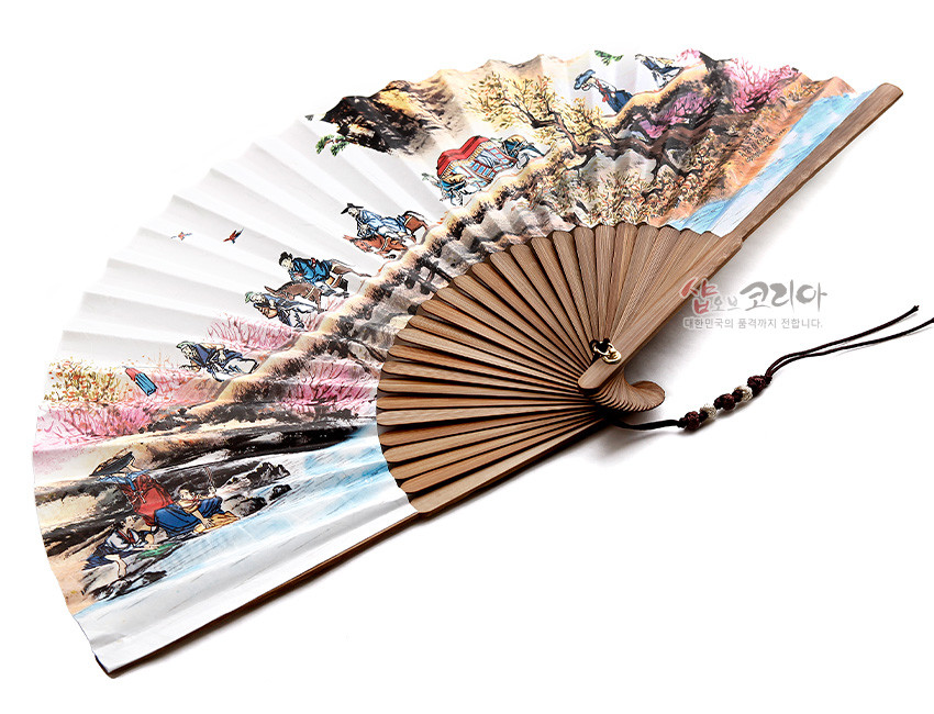 [텍스트: 샵오브코리아 대한민국의 품격까지 전합니다.] 대나무살과 종이 재질 위에 한국 전통 결혼 행렬과 산수 풍속도를 채색하고 매듭·구슬 장식을 더한 접이식 부채 디자인