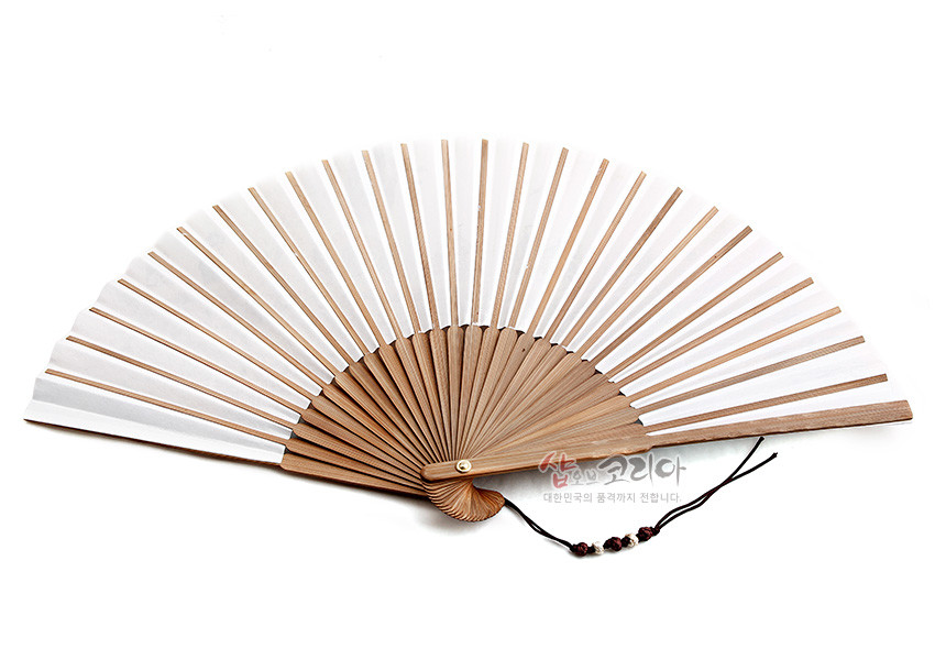 [텍스트: 샵오브코리아 대한민국의 품격까지 전달합니다.] 대나무살 구조에 흰 종이 부챗살을 접어 붙인 전통 접선, 손잡이 말총끈과 나무 구슬 장식 특징의 소박한 디자인