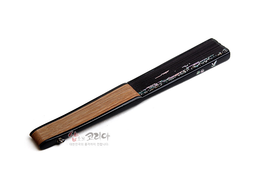 [텍스트: 샵오브코리아 대한민국의 품격까지 전합니다.] 검은 옻칠 손잡이에 자개 느낌의 나비와 꽃 문양이 장식된 대나무 합죽선 형태 접부채 이미지 설명
