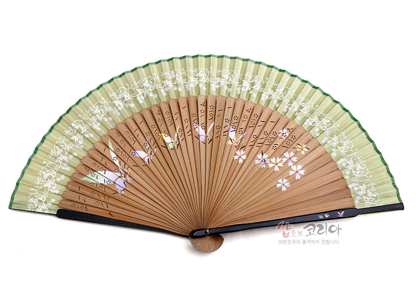 [텍스트: 샵오브코리아 대한민국의 품격까지 전합니다.] 연녹색 실크 부채천에 흰색 꽃 덩굴 문양, 황색 목재살에 투각 기법과 자개 상감으로 표현된 나비·꽃 장식의 전통 수공 부채 디자인