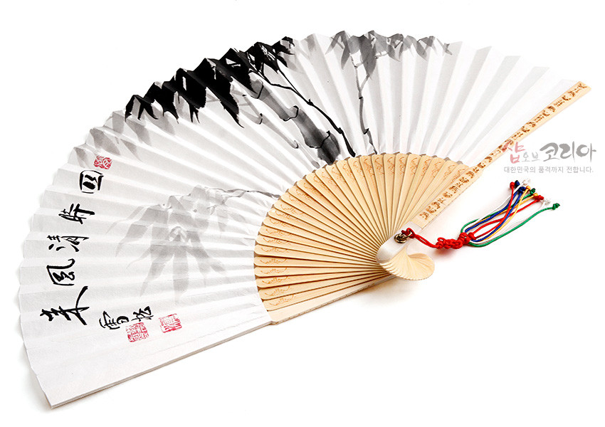 [텍스트: 샵오브코리아 대한민국의 품격까지 전합니다.] 대나무살과 한지로 제작된 합죽선, 흑백 수묵 대나무 그림과 한자 서예, 붉은 매듭과 오색 술 장식 특징 묘사