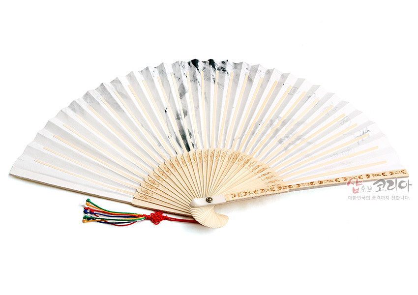 [텍스트: 샵오브코리아 대한민국의 품격까지 전합니다.] 대나무 살과 흰 한지로 구성된 합죽선, 먹으로 그린 수묵산수 표현, 살 부분의 섬세한 문양 조각과 오방색 술 장식 특징의 전통 부채 이미지