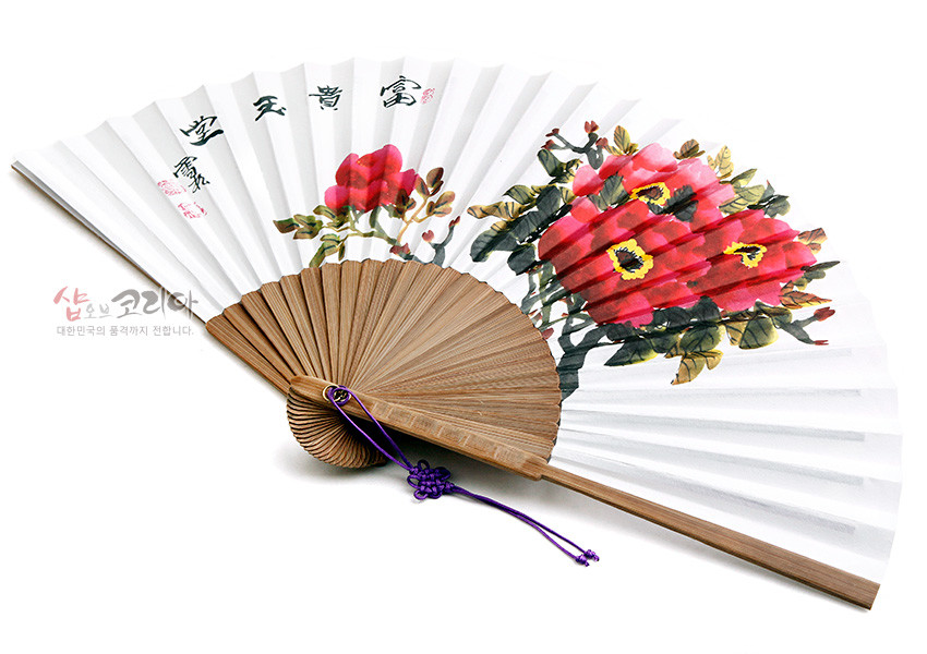 [텍스트: 샵오브코리아 대한민국의 품격까지 전합니다] 대나무살과 흰 종이로 된 접선 위에 붉은 목단 수묵 채색화와 한글·한자 서예, 보라색 매듭 장식이 어우러진 전통 오죽선 형식의 부채 이미지