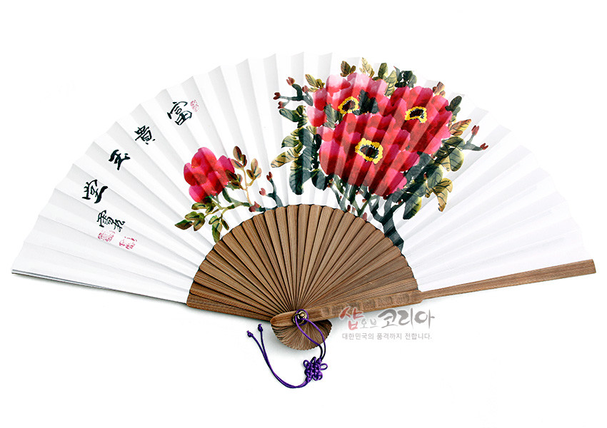 [텍스트: 샵오브코리아 대한민국의 품격까지 전합니다] 대나무살 구조 위 흰 종이 면에 붉은 목단 수묵채색화와 한글·한자 서예, 보라색 매듭끈 장식의 전통 오죽선 이미지 설명