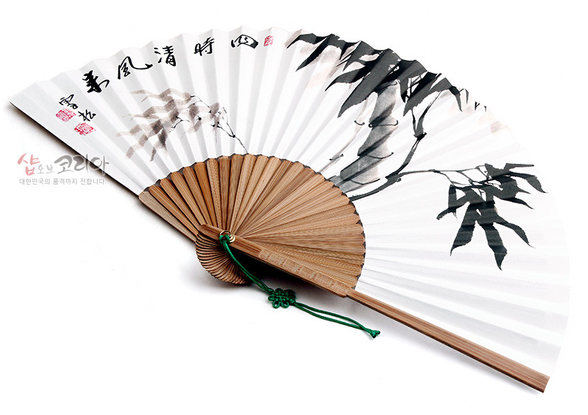 [텍스트: 샵오브코리아 / 대한민국의 품격까지 전합니다] 대나무 살 구조 위 흰 종이에 수묵담채 대나무와 한자 서예, 붉은 낙관 인장, 녹색 매듭끈 장식의 전통 접선 디자인