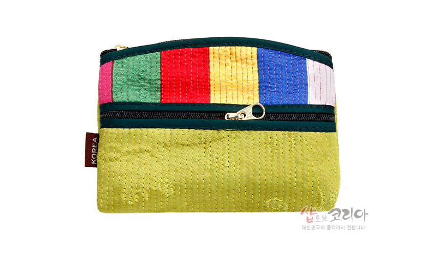 [텍스트: KOREA, 샵오브코리아 대한민국의 품격까지 전합니다.] 색동 누비 기법으로 제작된 직사각형 천 파우치, 상단 색동 패턴과 하단 연두색 누비 원단, 전면 금속 지퍼 장식 특징의 동전지갑