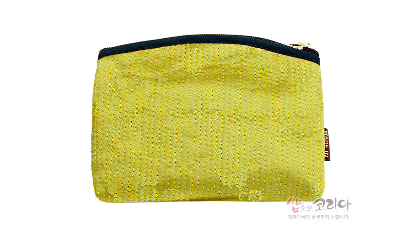 [텍스트: MADE IN, 샵오브코리아, 대한민국의 품격까지 전합니다.] 연노랑 색동 누비 천으로 제작된 직사각형 동전지갑, 세로 누비선과 은은한 전통 문양, 상단 짙은 색 배색 지퍼 여밈 디자인