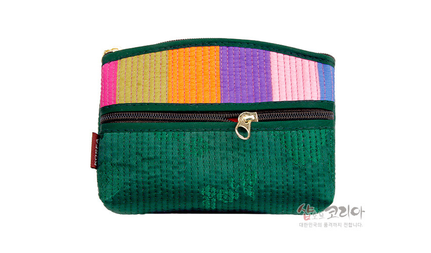[텍스트: 샵오브코리아 대한민국의 품격까지 전합니다.] 녹색 누비 천에 상단 색동 누비 배색을 더한 직사각형 동전 지갑, 전면 금속 지퍼와 미세 누빔 결이 돋보이는 패브릭 소품