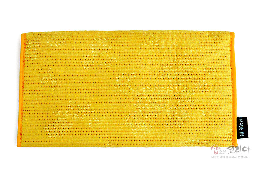 [텍스트: MADE IN, 샵오브코리아 대한민국의 품격까지 전합니다] 노란색 전통 누비 비단으로 제작된 봉투형 예단지갑, 잔잔한 꽃문양과 촘촘한 누비선 장식 특징