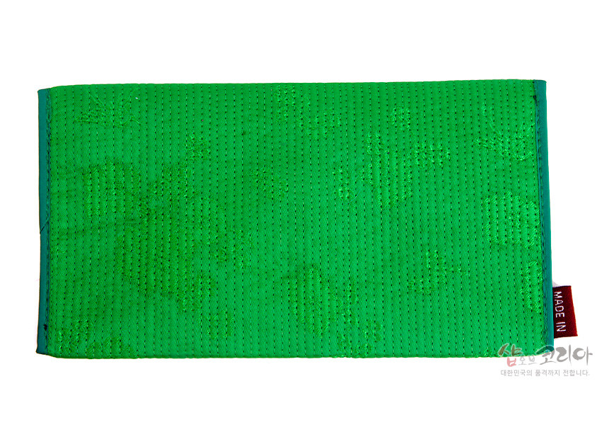 [텍스트: MADE IN] 선명한 초록색 전통 누비 비단으로 제작된 봉투형 예단 지갑, 세로 누빔선과 은은한 꽃문양이 더해진 단정한 디자인