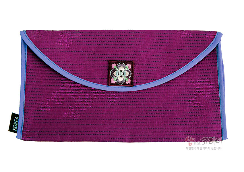 [텍스트: KOREA] 자주색 전통 누비 비단으로 제작된 봉투형 예단지갑, 연보라색 배색 테두리와 중앙 꽃자수 장식 포인트 디자인