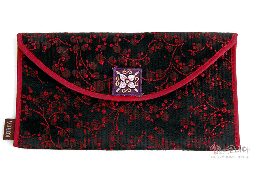 [텍스트: KOREA] 검정 누비 비단 바탕에 붉은 매화 자수 문양이 수놓인 봉투형 예단지갑, 중앙 나비 자수 장식과 붉은 테두리 마감 디자인