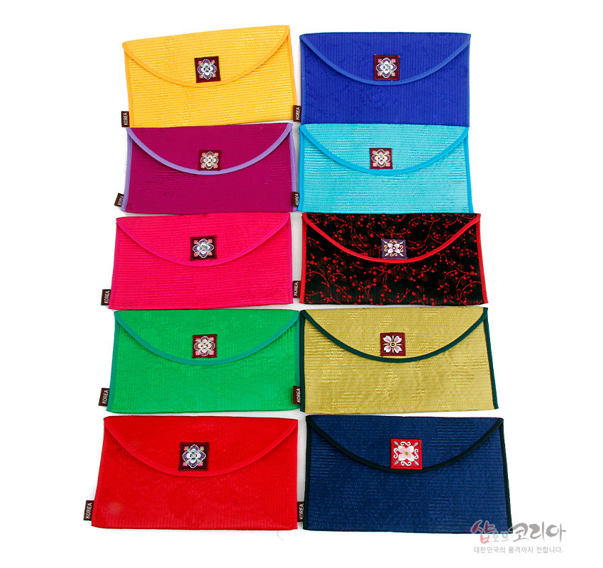 [텍스트: 샵오브코리아 대한민국의 품격까지 전합니다.] 전통 누비 기법으로 짠 비단 재질의 봉투형 예단지갑 11색 구성, 중앙 자수 꽃문양 장식 특징의 돈지갑 이미지