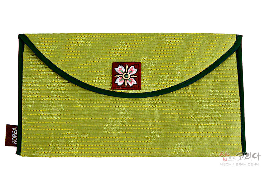 [텍스트: KOREA] 연두색 전통 누비 비단으로 제작된 봉투형 지갑, 짙은 초록색 가름솔 처리와 중앙 붉은 바탕 꽃 자수 문양 장식 특징의 예단 지갑봉투