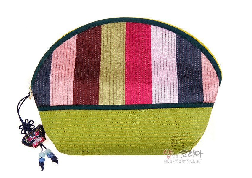 [텍스트: 샵 오브 코리아 대한민국의 품격까지 전합니다.] 색동 누비 비단으로 구성된 반원형 파우치, 연두 바탕과 세로 스트라이프 색동 배색, 나비 모양 전통 매듭과 구슬 장식 지퍼 손지갑 모습