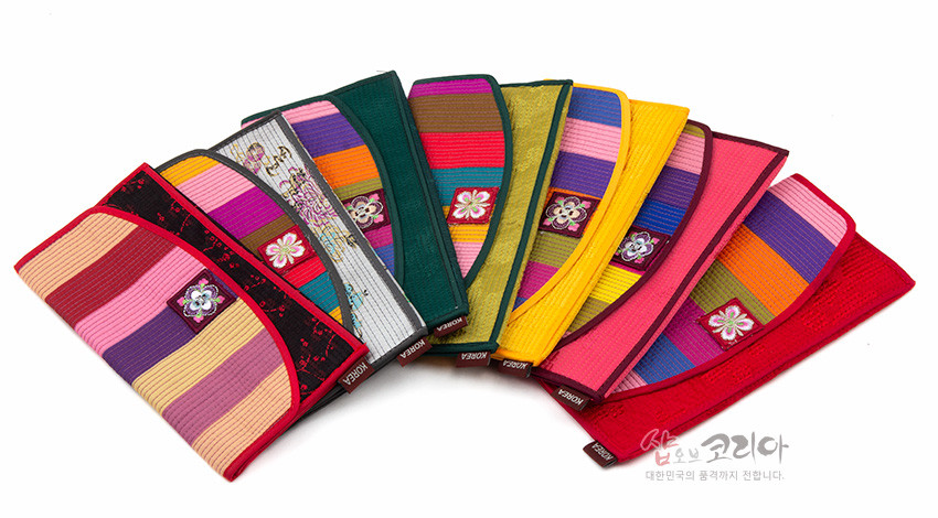 [텍스트: SHOP OF KOREA, KOREA, 샵오브코리아 대한민국의 품격까지 전합니다.] 비단 느낌 누비 천에 색동 줄무늬와 금속 꽃 문양 장식을 더한 다양한 색상의 장지갑 배열 이미지