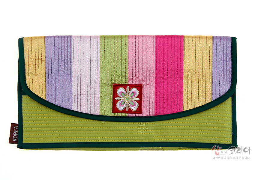 [텍스트: KOREA, 샵오브코리아 대한민국의 품격까지 전합니다.] 연두색 누비 바탕 위 다채로운 색동 누비 배색과 중앙 꽃 자수 장식이 조화를 이루는 장지갑 디자인