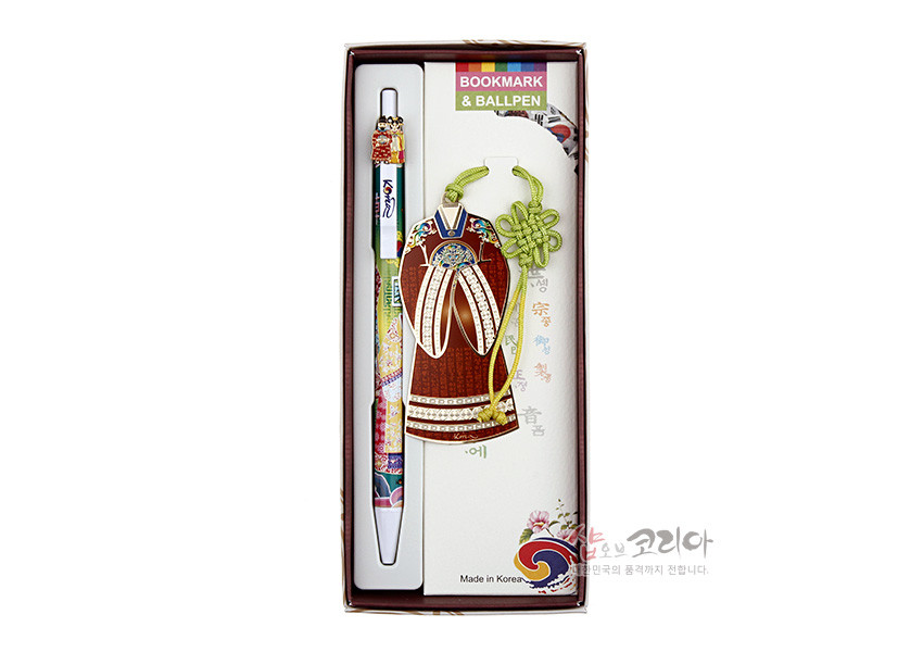[텍스트: BOOKMARK & BALLPEN, Made in Korea] 금속 한복 책갈피와 연두색 한국 전통 매듭 장식, 오방색과 꽃문양 인쇄 볼펜 구성 이미지