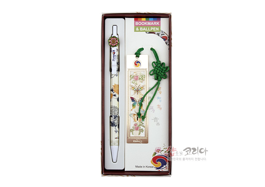 [텍스트: BOOKMARK & BALLPEN, Made in Korea] 금속 재질 책갈피와 볼펜 세트, 나비와 꽃문양 인쇄 장식, 태극 문양 포인트와 녹색 전통 매듭 끈이 조화를 이루는 디자인
