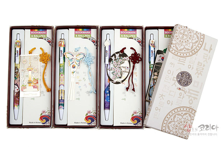 [텍스트: BOOKMARK & BALLPEN, Seoul Tower, Made in Korea] 금속 재질 한복·탑·나비·매화 문양 책갈피와 오방색 전통 매듭, 화려한 채색과 태극 문양 인쇄 볼펜 세트 구성 이미지