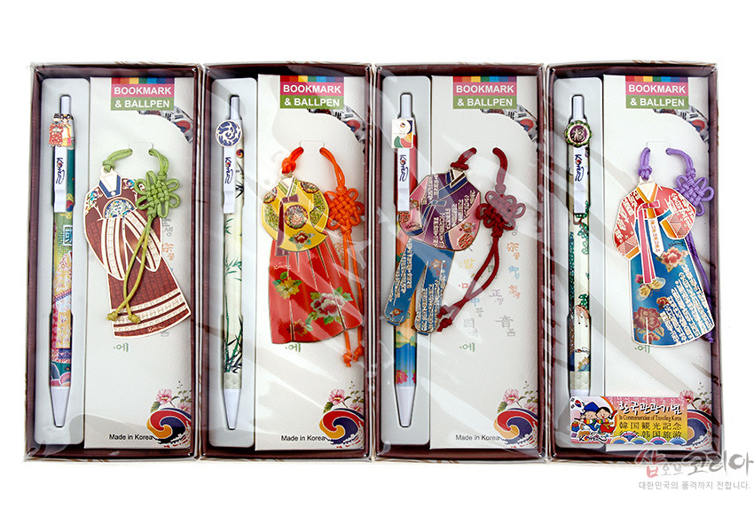 [텍스트: BOOKMARK & BALLPEN, Made in Korea] 한복 형태 금속 책갈피와 오방색 전통 매듭 장식, 훈민정음·꽃문양이 인쇄된 볼펜으로 구성된 세트 이미지