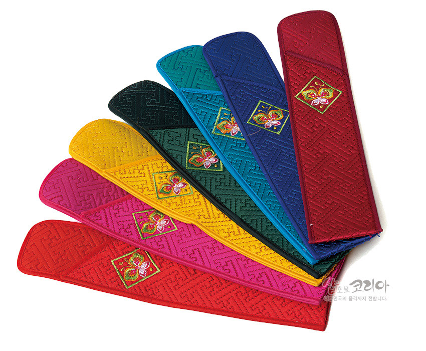 [텍스트: 샵오브코리아] 비단 누비 기법으로 제작된 다채로운 색상의 부채주머니, 전통 길상문 누비 무늬와 나비 꽃 자수 장식 특징