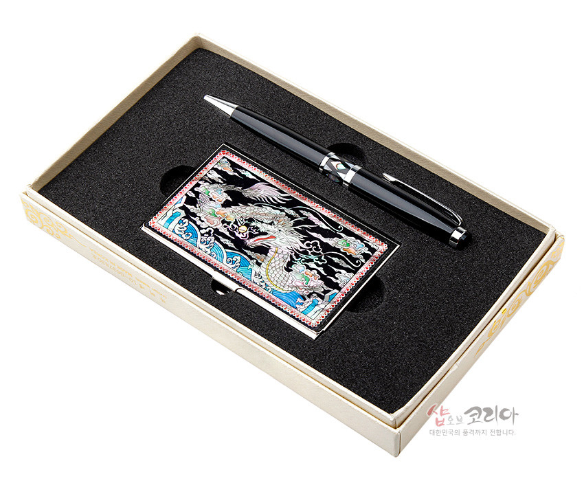[텍스트: 샵오브코리아 대한민국의 품격까지 전합니다.] 자개 상감 기법으로 청룡·구름·파도 문양을 새긴 금속 명함케이스와 흑색 금속 볼펜 2종 세트 이미지