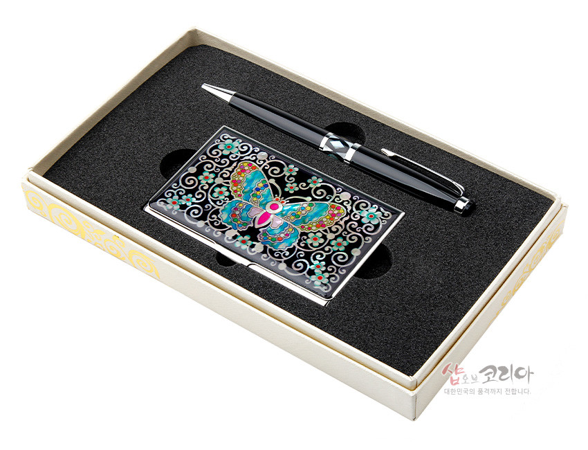 [텍스트: 샵오브코리아 대한민국의 품격까지 전합니다.] 자개 상감 기법의 채색나비와 연화 문양을 새긴 금속 명함케이스와 블랙 메탈 볼펜 세트 이미지 설명
