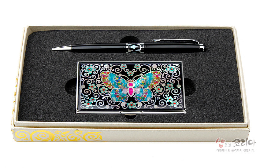 [텍스트: 샵오브코리아 대한민국의 품격까지 전합니다.] 자개 상감 기법으로 채색나비와 연화·스크롤 문양을 새긴 금속 명함케이스와 블랙 메탈 볼펜 세트 이미지 설명