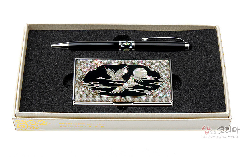 [텍스트: shop OF KOREA 대한민국의 품격까지 전합니다] 자개 상감 월학문과 기하학 문양 금속 명함케이스, 흑색 바디 자개 장식 금속 볼펜 세트 이미지