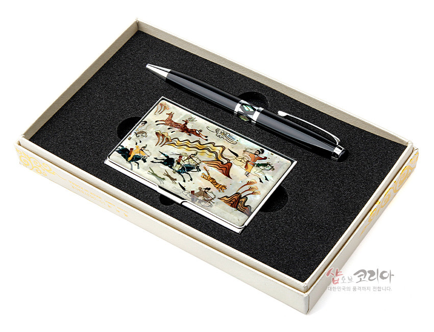 [텍스트: 샵오브코리아 대한민국의 품격까지 전합니다.] 자개 상감 기법으로 수렵도 문양을 표현한 금속 명함케이스와 흑색 금속 볼펜, 검은 스펀지 내장 케이스 구성