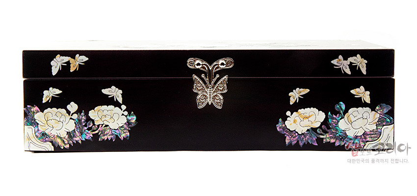 [텍스트: 샵오브코리아 대한민국의 품격까지 전합니다.] 짙은 와인색 옻칠 표면에 자개 상감 기법으로 목단과 나비 문양을 섬세하게 장식한 직사각형 보석함 정면 모습