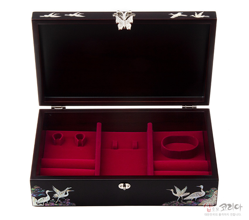 [텍스트: 샵오브코리아 대한민국의 품격까지 전달합니다.] 짙은 옻칠 나무 바탕에 자개 상감 학·소나무 문양 장식, 뚜껑 나비 금속 장식과 붉은 비단 느낌 내부 칸 분할 보석함 구성