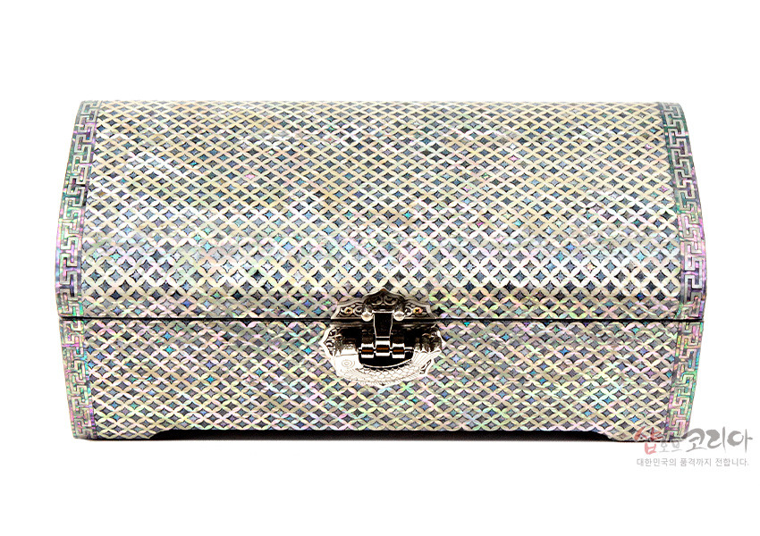 [텍스트: 샵오브코리아 대한민국의 품격까지 전달합니다] 나전 옻칠 위에 촘촘한 빗살 격자문을 상감한 곡선형 보석함, 가장자리에 전통 귀갑문과 금속 잠금장식이 더해진 자개 공예품