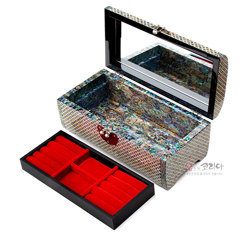 [텍스트: 샵오브코리아 대한민국의 품격까지 전합니다.] 나전 옻칠 기법의 빗살 격자무늬 외관과 다채로운 자개 내부, 붉은 비단 느낌의 분리형 수납 트레이가 조화된 직사각 보석함 이미지 설명