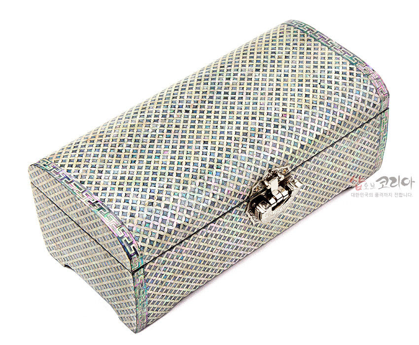 [텍스트: 샵오브코리아 대한민국의 품격까지 전합니다.] 나전 옻칠 기법으로 빗살 격자문을 촘촘히 상감하고 가장자리에 전통 귀갑문을 두른 곡선형 직굴림 보석함 모습