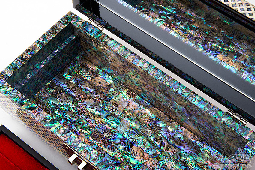 [텍스트: 샵오브코리아 대한민국 전통문화상품, 공예품, 관광기념품 판매 쇼핑몰] 자개를 촘촘히 상감한 내부 전체에 청록·보라·금색의 오묘한 빛이 번지는 나전 직사각 보석함 내부 장식 이미지