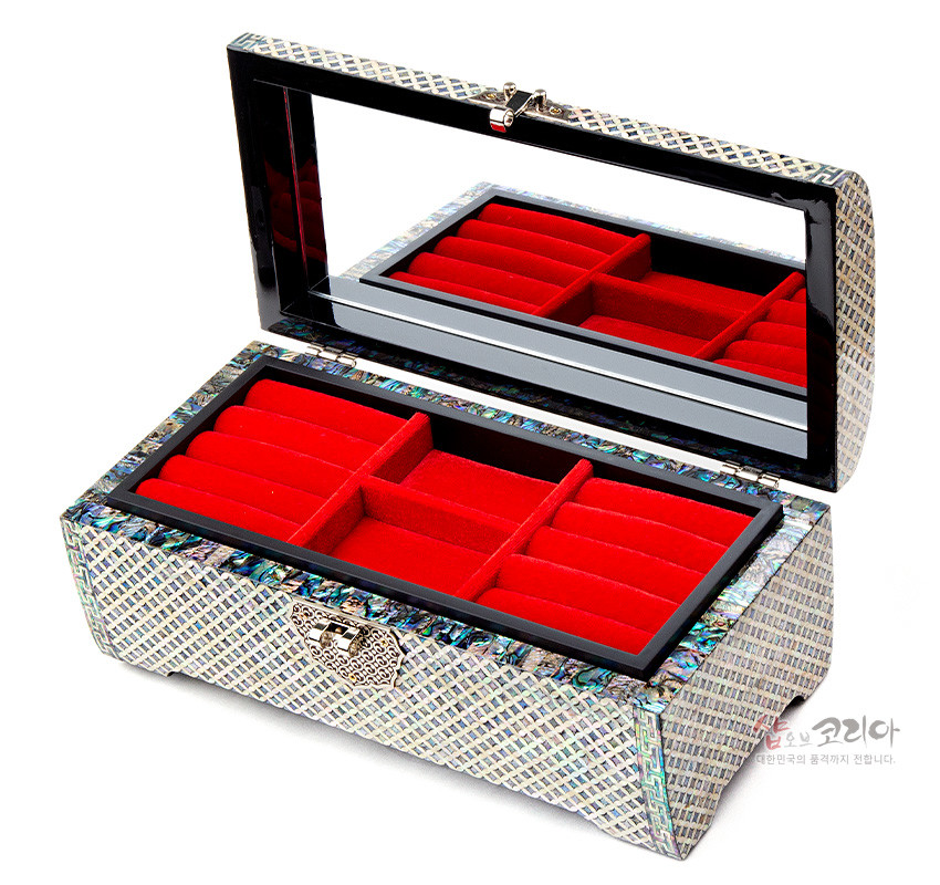 [텍스트: 샵오브코리아 대한민국의 품격까지 전합니다.] 자개 상감 빗살 격자무늬와 귀갑문 테두리, 붉은 벨벳 내부 칸막이와 금속 잠금장식이 조화된 직사각 곡선형 나전 옻칠 보석함 이미지 설명