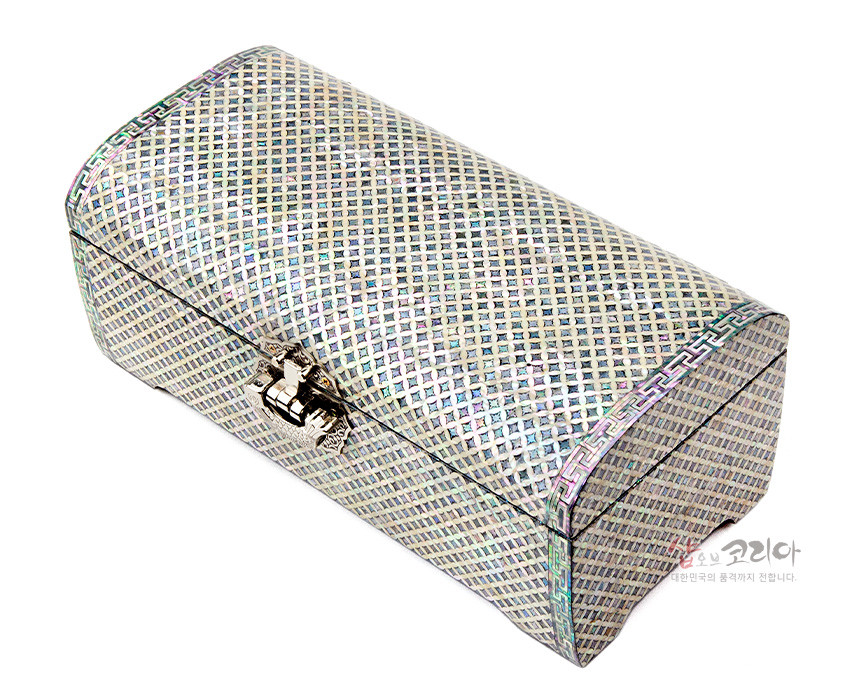 [텍스트: 숍오브코리아 대한민국의 품격까지 전합니다.] 자개를 촘촘히 상감한 빗살 격자문과 귀갑문 테두리, 옻칠 마감 곡선형 나전 굴림보석함 모습