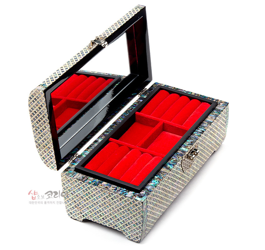 [텍스트: 샵오브코리아 대한민국의 품격까지 전합니다] 자개 상감 빗살 격자문과 전통 귀갑문 테두리, 옻칠 마감 외관에 붉은 비단 느낌의 칸막이 내부와 거울 뚜껑을 갖춘 곡선형 보석함 이미지 설명