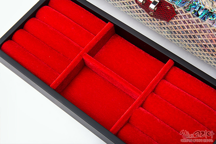 [텍스트: 샵오브코리아 대한민국의 문화가치 전파의 시작입니다.] 붉은 벨벳 안감과 칸막이로 구성된 검은 틀 내부, 외부는 나전 옻칠 빗살 격자무늬와 금속 잠금장식이 보이는 보석함 구조 모습