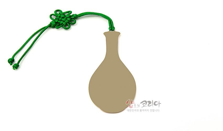 [텍스트: 샵오브코리아 대한민국의 품격까지 전합니다.] 금속 재질 매병 형태 책갈피와 선명한 녹색 전통 매듭 끈의 조화가 돋보이는 단색 실루엣 디자인