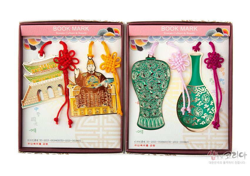 [텍스트: BOOK MARK / Korean Culture & Beauty] 금속 재질 광화문, 세종대왕, 청자 주병·매병 장식에 붉은색·노란색·분홍색 전통 매듭끈이 어우러진 4종 책갈피 세트 이미지 설명