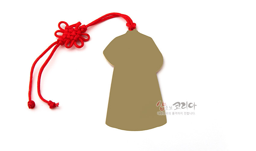 [텍스트: 샵오브코리아 대한민국의 품격까지 전달합니다.] 금속 재질의 여인 전통한복 실루엣 책갈피, 단색 광택 표면과 붉은색 전통 매듭 장식 끈 디자인