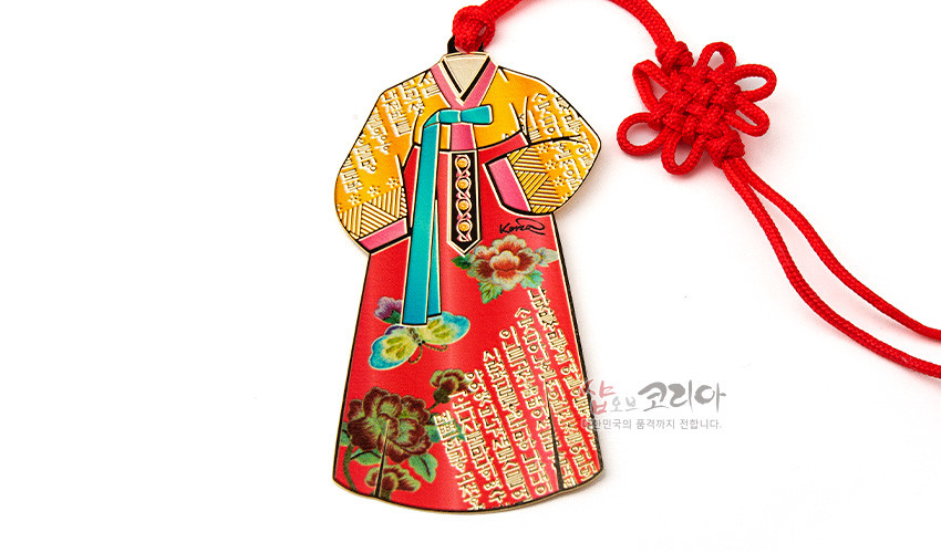 [텍스트: 샵오브코리아, KOREA] 금속 재질 여인 한복 모양 책갈피, 붉은 바탕에 노랑·에메랄드색 에나멜 채색과 꽃문양, 전통 매듭기법의 붉은 끈 장식 디자인