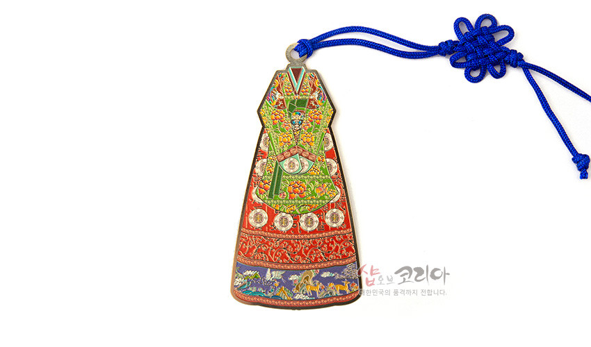 [텍스트: 샵오브코리아 한국인의 품격까지 전합니다.] 금속 재질 위 에나멜 채색으로 표현한 여인 전통한복 책갈피, 화려한 꽃문양과 행렬 장식, 상단 청색 전통 매듭끈 구성이 특징인 디자인